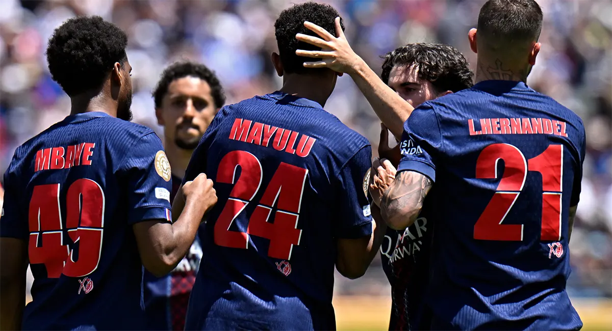 Back view of PSG players with "MBAPPE 49", "MAYULU 24", and "L.HERNANDEZ 21" on their jerseys, showing the official World Cup 2025-26 font.